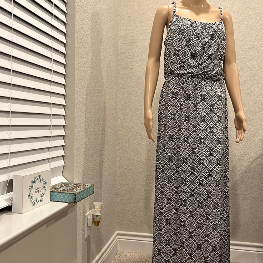 White House Black Market patterned maxi dress w/adjustable strap gathered waist